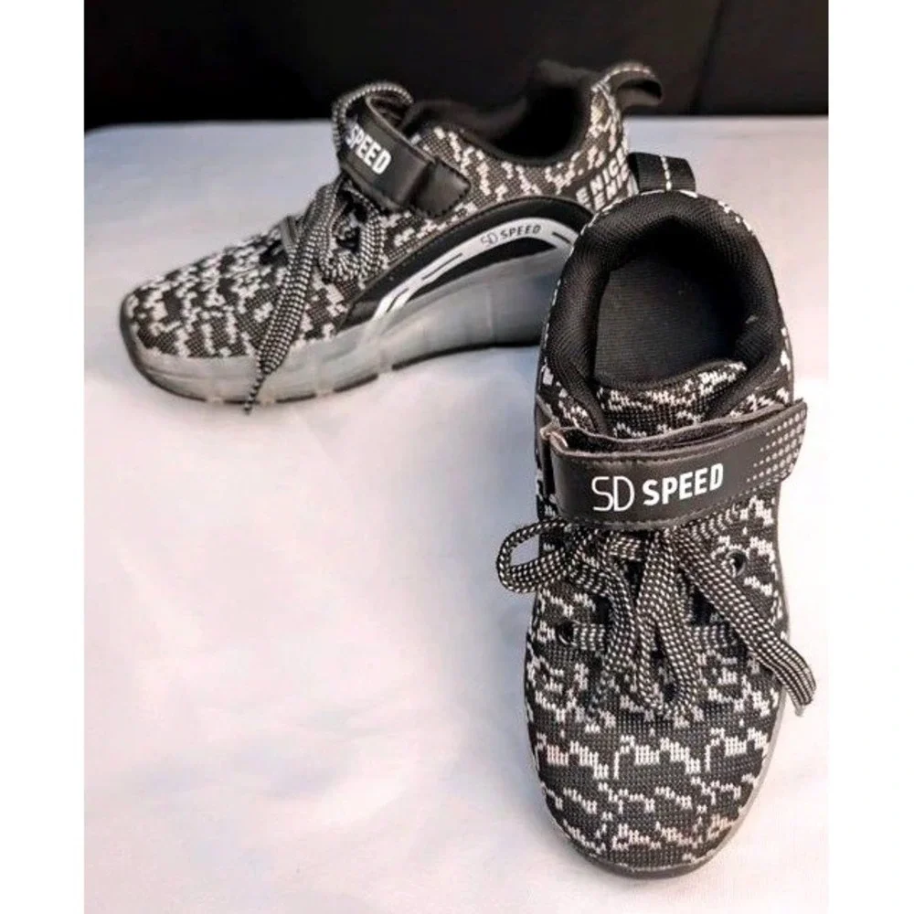 SD SPEED Roller Shoes Kids EU 33 Black White Retractable Wheel Skate Sneakers